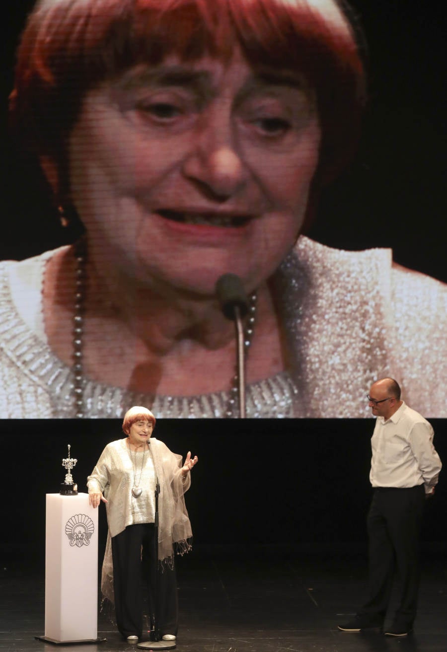 La directora belga Agnès Varda ha recibido, este domingo por la tarde, el primer Premio Donostia de la 65 edición del Festival de Cine de San Sebastián. «Es un premio que dan a gente con éxito comercial, me siento la primera premiada marginal», ha señalado al recoger el galardón.