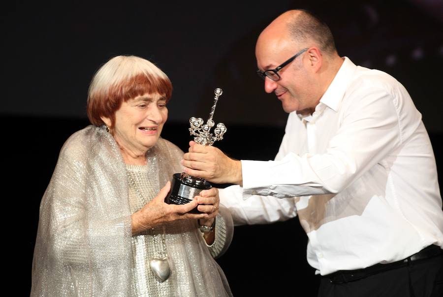 La directora belga Agnès Varda ha recibido, este domingo por la tarde, el primer Premio Donostia de la 65 edición del Festival de Cine de San Sebastián. «Es un premio que dan a gente con éxito comercial, me siento la primera premiada marginal», ha señalado al recoger el galardón.