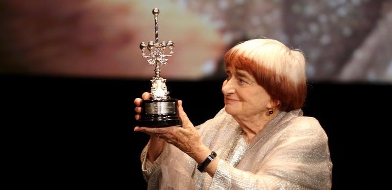 La directora belga Agnès Varda ha recibido, este domingo por la tarde, el primer Premio Donostia de la 65 edición del Festival de Cine de San Sebastián. «Es un premio que dan a gente con éxito comercial, me siento la primera premiada marginal», ha señalado al recoger el galardón.