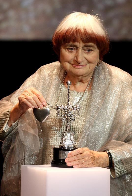 La directora belga Agnès Varda ha recibido, este domingo por la tarde, el primer Premio Donostia de la 65 edición del Festival de Cine de San Sebastián. «Es un premio que dan a gente con éxito comercial, me siento la primera premiada marginal», ha señalado al recoger el galardón.