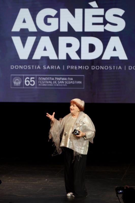 La directora belga Agnès Varda ha recibido, este domingo por la tarde, el primer Premio Donostia de la 65 edición del Festival de Cine de San Sebastián. «Es un premio que dan a gente con éxito comercial, me siento la primera premiada marginal», ha señalado al recoger el galardón.