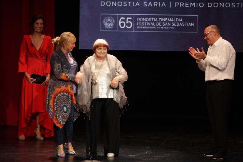 La directora belga Agnès Varda ha recibido, este domingo por la tarde, el primer Premio Donostia de la 65 edición del Festival de Cine de San Sebastián. «Es un premio que dan a gente con éxito comercial, me siento la primera premiada marginal», ha señalado al recoger el galardón.