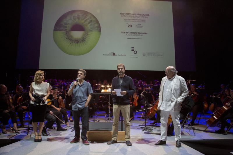 La Orquesta Sinfónica de Euskadi ha actuado, dentro del 65 Festival de Cine de San Sebastián, en el Velódromo.