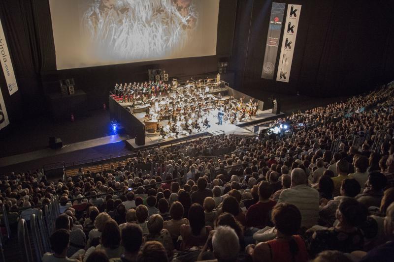 La Orquesta Sinfónica de Euskadi ha actuado, dentro del 65 Festival de Cine de San Sebastián, en el Velódromo.