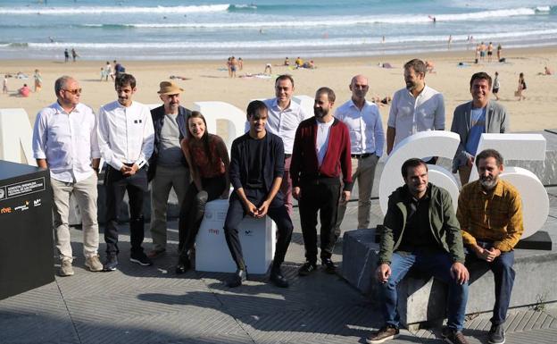 Parte del equipo de 'Handia' posa en el exterior del Kursaal. 