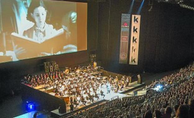 El aforo del velódromo, con casi 2.700 localidades, rozó el lleno durante el concierto de la OSE y el Orfeón Donostiarra. 