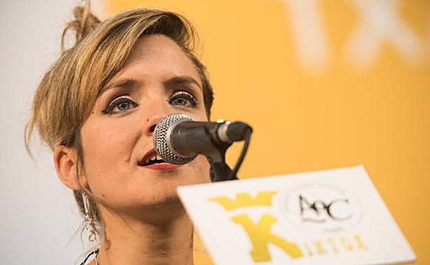 Alaia Martin, ariketetako bat burutzen. 