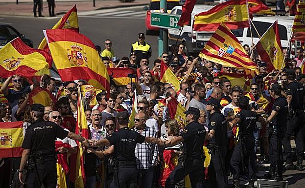 Cordón policial durante la manifestación radical en Zaragoza.