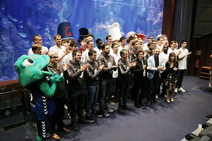 El Gipuzkoa Basket ha realizado su presentación oficial con un alegre encuentro en el Aquarium de San Sebastián