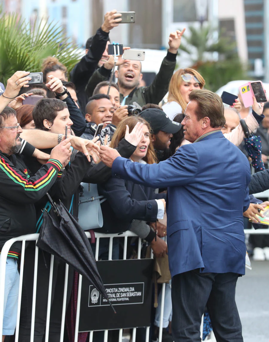 Arnold Schwarzenegger ha llegado a las once y media de la mañana al Victoria Eugenia vestido con chaqueta azul, pantalón negro y deportivas.