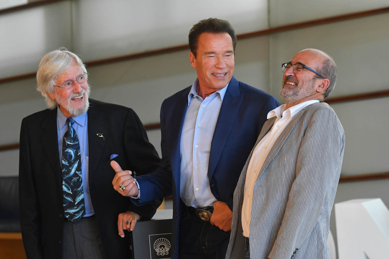 Arnold Schwarzenegger ha llegado a las once y media de la mañana al Victoria Eugenia vestido con chaqueta azul, pantalón negro y deportivas.