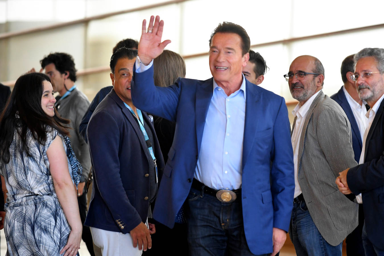 Arnold Schwarzenegger ha llegado a las once y media de la mañana al Victoria Eugenia vestido con chaqueta azul, pantalón negro y deportivas.