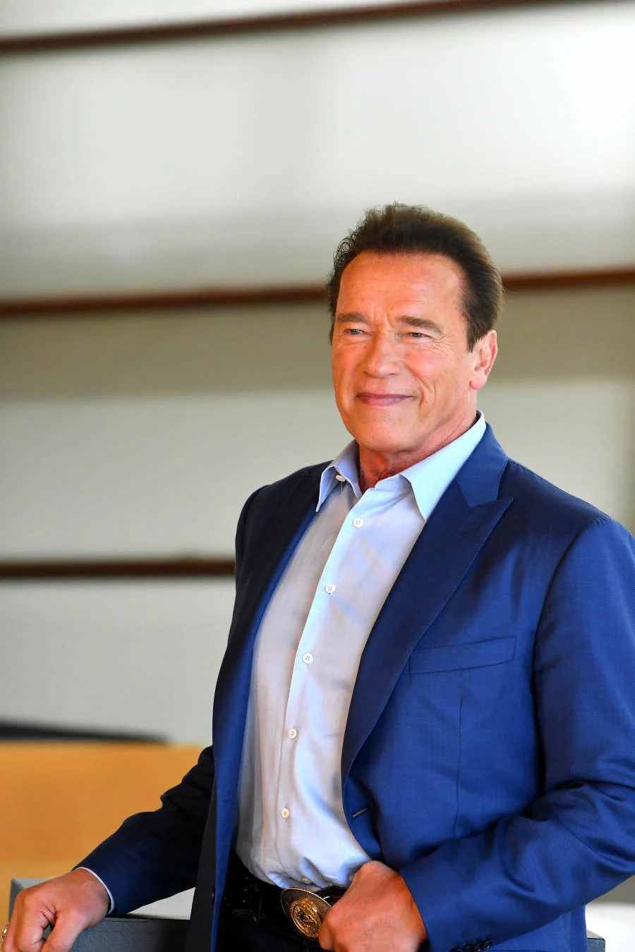 Arnold Schwarzenegger ha llegado a las once y media de la mañana al Victoria Eugenia vestido con chaqueta azul, pantalón negro y deportivas.