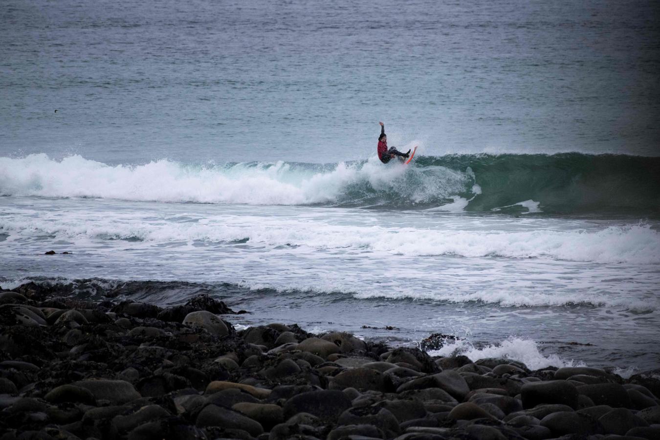 Así ha sido la sesión nocturna de los Lofoten Masters 2017, la competición de surf más septentrional del mundo realizada en la bahía de Unstad, Noruega, en el círculo ártico,.