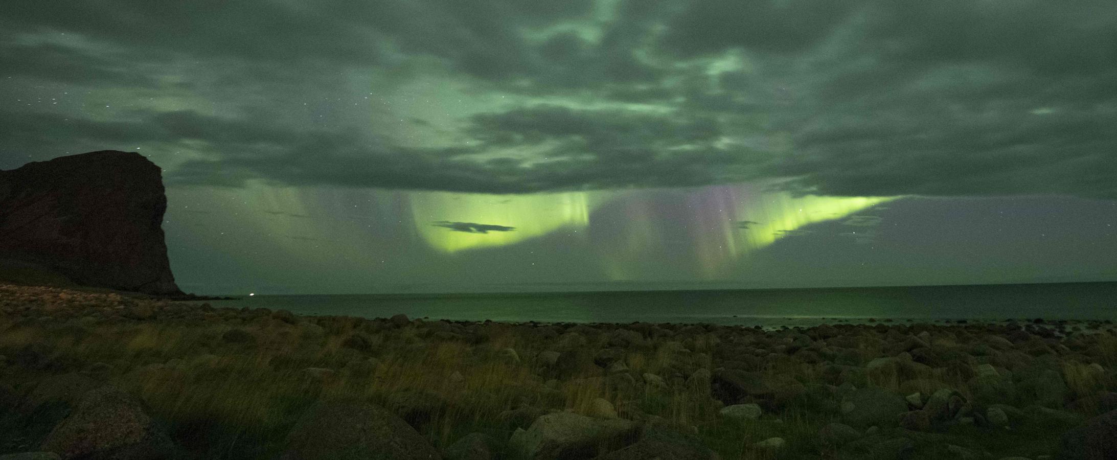 Así ha sido la sesión nocturna de los Lofoten Masters 2017, la competición de surf más septentrional del mundo realizada en la bahía de Unstad, Noruega, en el círculo ártico,.