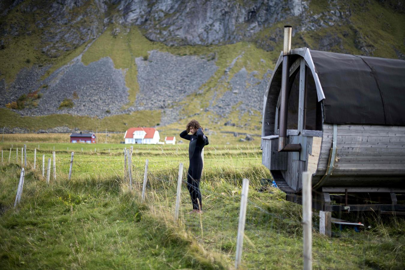 Así ha sido la sesión nocturna de los Lofoten Masters 2017, la competición de surf más septentrional del mundo realizada en la bahía de Unstad, Noruega, en el círculo ártico,.