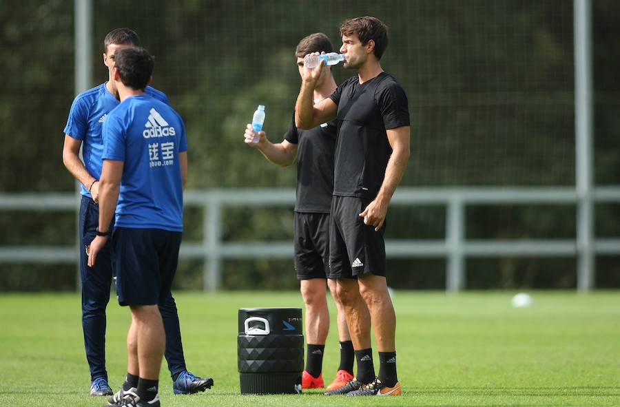 Antes del viaje a Rusia, la Real se ha ejercitado este lunes por la mañana en Zubieta. El martes, en cambio, el equipo descansará y el miércoles ya se entrenará en San Petersburgo (a las 20.00, hora local). Este será el último entrenamiento antes de medirse al equipo ruso en un partido en el que la Real buscará los tres puntos. 