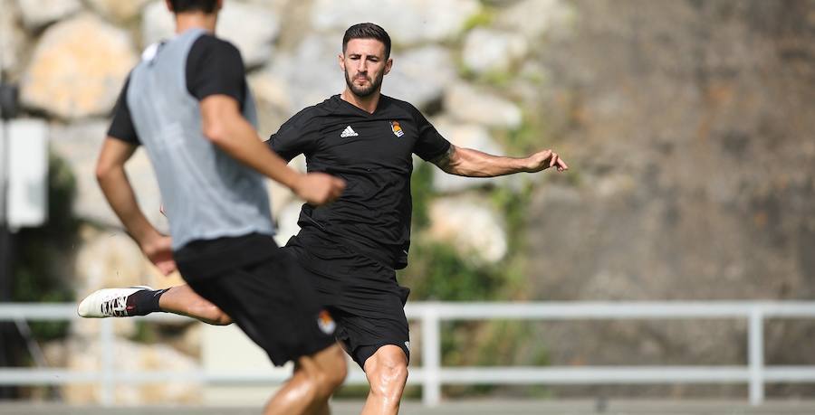 Antes del viaje a Rusia, la Real se ha ejercitado este lunes por la mañana en Zubieta. El martes, en cambio, el equipo descansará y el miércoles ya se entrenará en San Petersburgo (a las 20.00, hora local). Este será el último entrenamiento antes de medirse al equipo ruso en un partido en el que la Real buscará los tres puntos. 