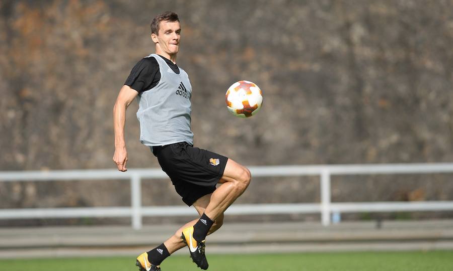 Antes del viaje a Rusia, la Real se ha ejercitado este lunes por la mañana en Zubieta. El martes, en cambio, el equipo descansará y el miércoles ya se entrenará en San Petersburgo (a las 20.00, hora local). Este será el último entrenamiento antes de medirse al equipo ruso en un partido en el que la Real buscará los tres puntos. 