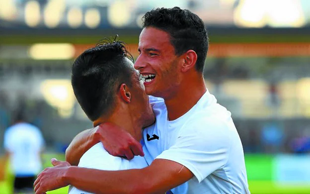Martins y El Haddadi celebran uno de los goles del domingo. 