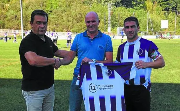 Sponsor. El equipo estrenó la camiseta patrocinada por Seguros Uribesalgo, en la imagen con el presidente del Mondra.
