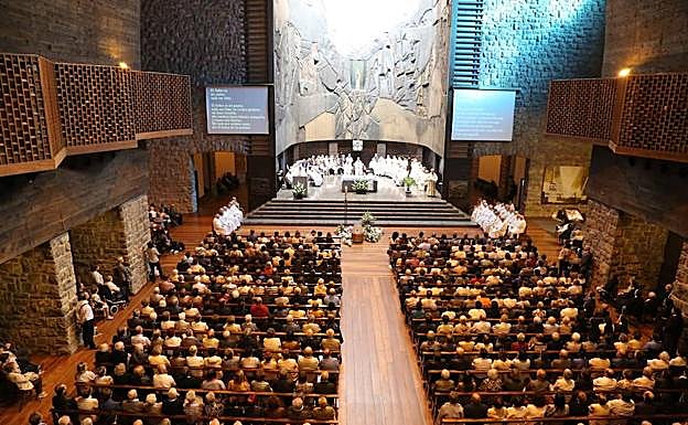 Una vista del interior de Arantzazu durante la misa funeral.