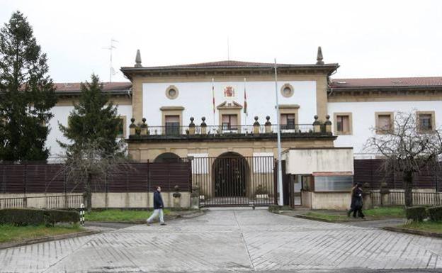 Exterior de la cárcel de Martutene.