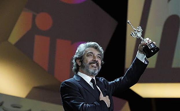 Ricardo Darín recibe el Premio Donostia en el Kursaal de San Sebastián. 