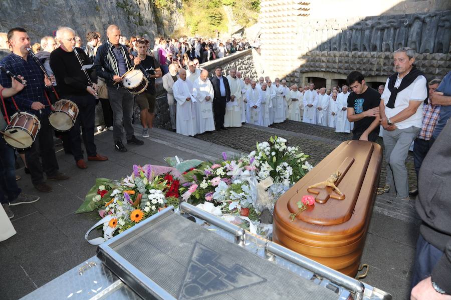 El Santuario de Arantzazu ha acogido este martes por la tarde el último adiós al fraile franciscano Iñaki Beristain, fallecido el lunes a consecuencia de un cáncer.