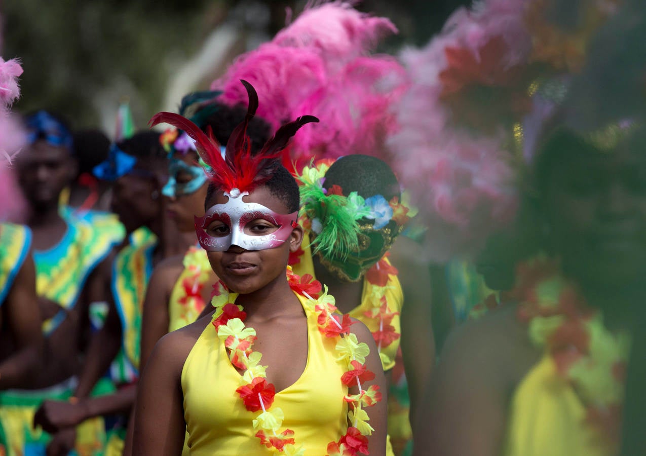 Un participante durante el Carnaval del Día del Patrimonio de Sudáfrica en Pretoria, Unas 30.000 personas salieron a las calles de la capital para celebrar su herencia en la fiesta nacional.