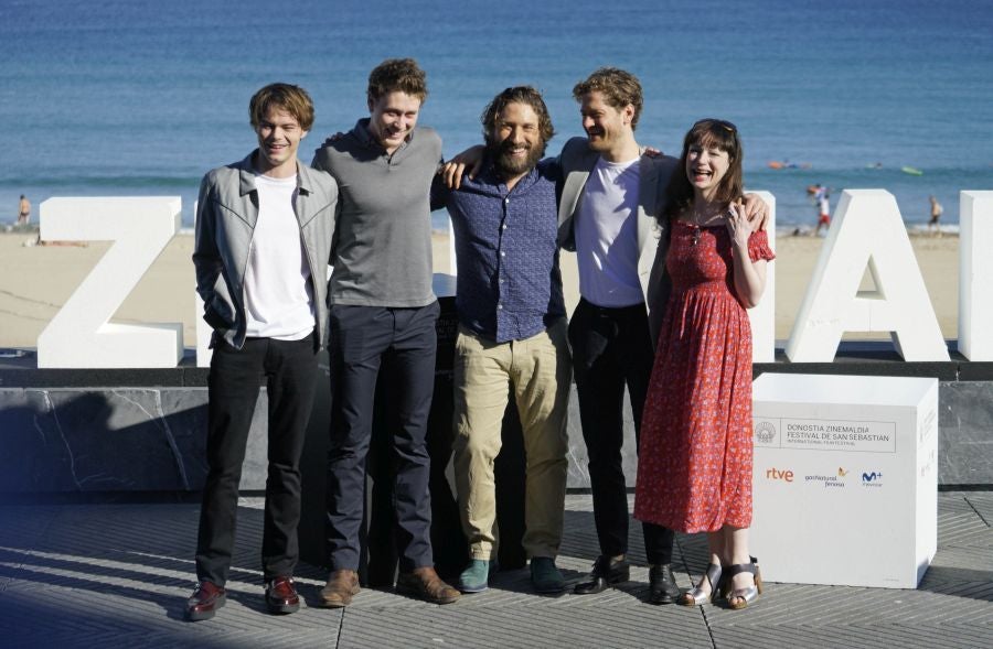 El Reparto de la película 'El Secreto de Marrowbone' así como parte del equipo directivo ha llegado al 65 Festival de San Sebastián. Entre los visitantes, destaca el director J.A. Bayona, que en este caso es el productor del filme. 