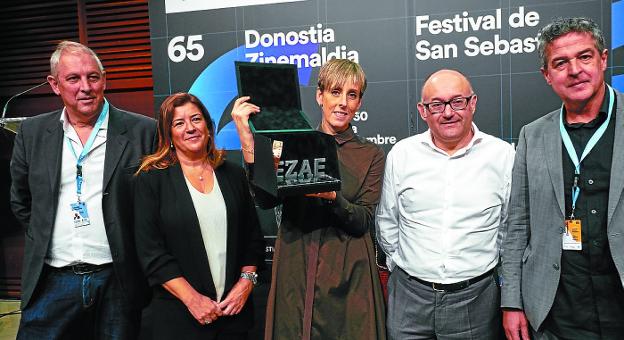 Miren Berasategi muestra el premio EZAE entre Benegas, Odriozola, Rebordinos y Muñoz. 