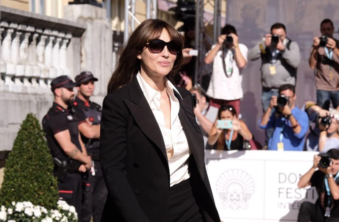 La italiana Monica Bellucci ya está en San Sebastián. La actriz ha llegado al Zinemaldia pasadas las 11 de la mañana, parapetada tras unas enormes gafas de sol e impecablemente ataviada con traje negro y camisa blanca.