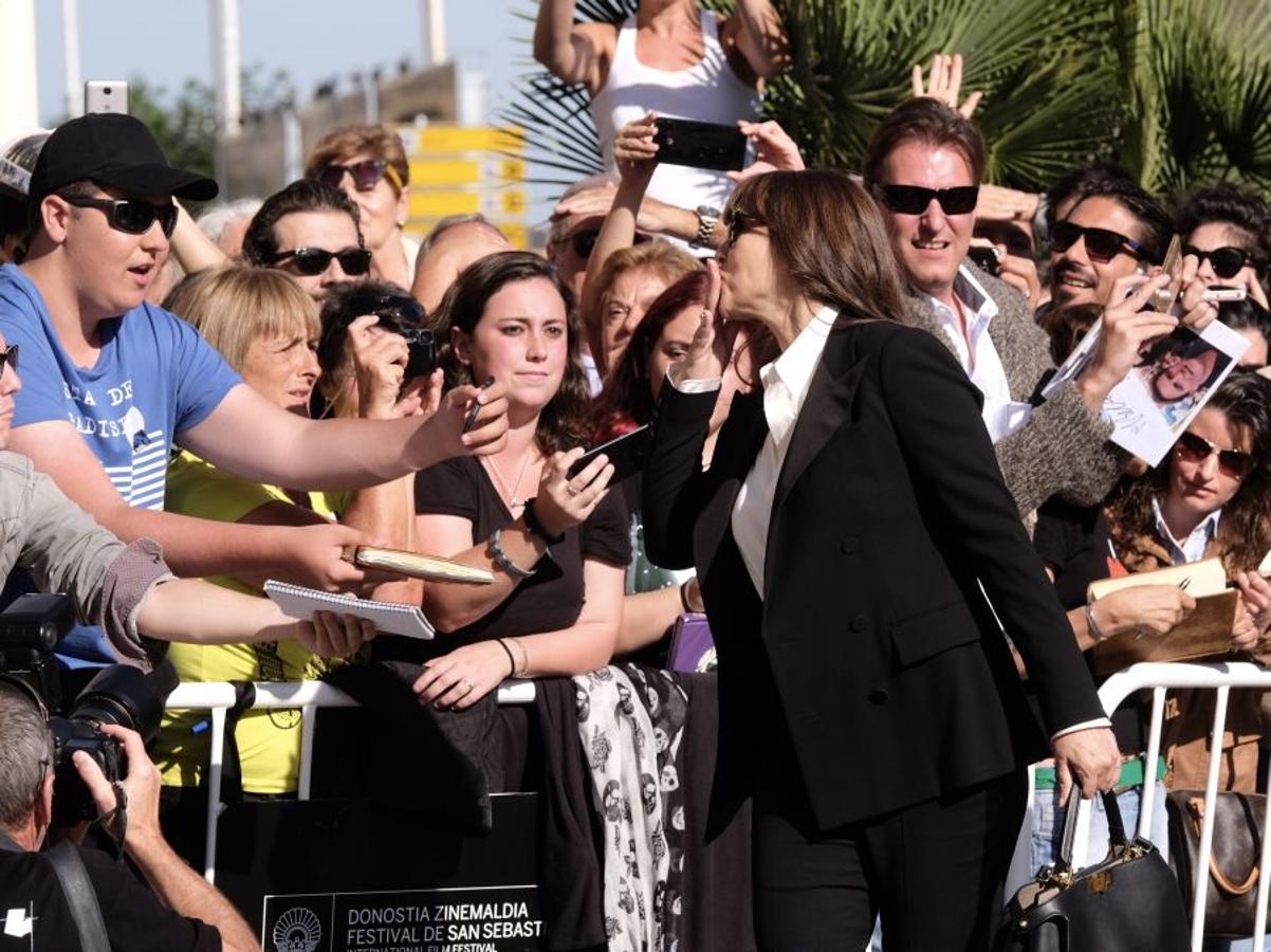 La italiana Monica Bellucci ya está en San Sebastián. La actriz ha llegado al Zinemaldia pasadas las 11 de la mañana, parapetada tras unas enormes gafas de sol e impecablemente ataviada con traje negro y camisa blanca.