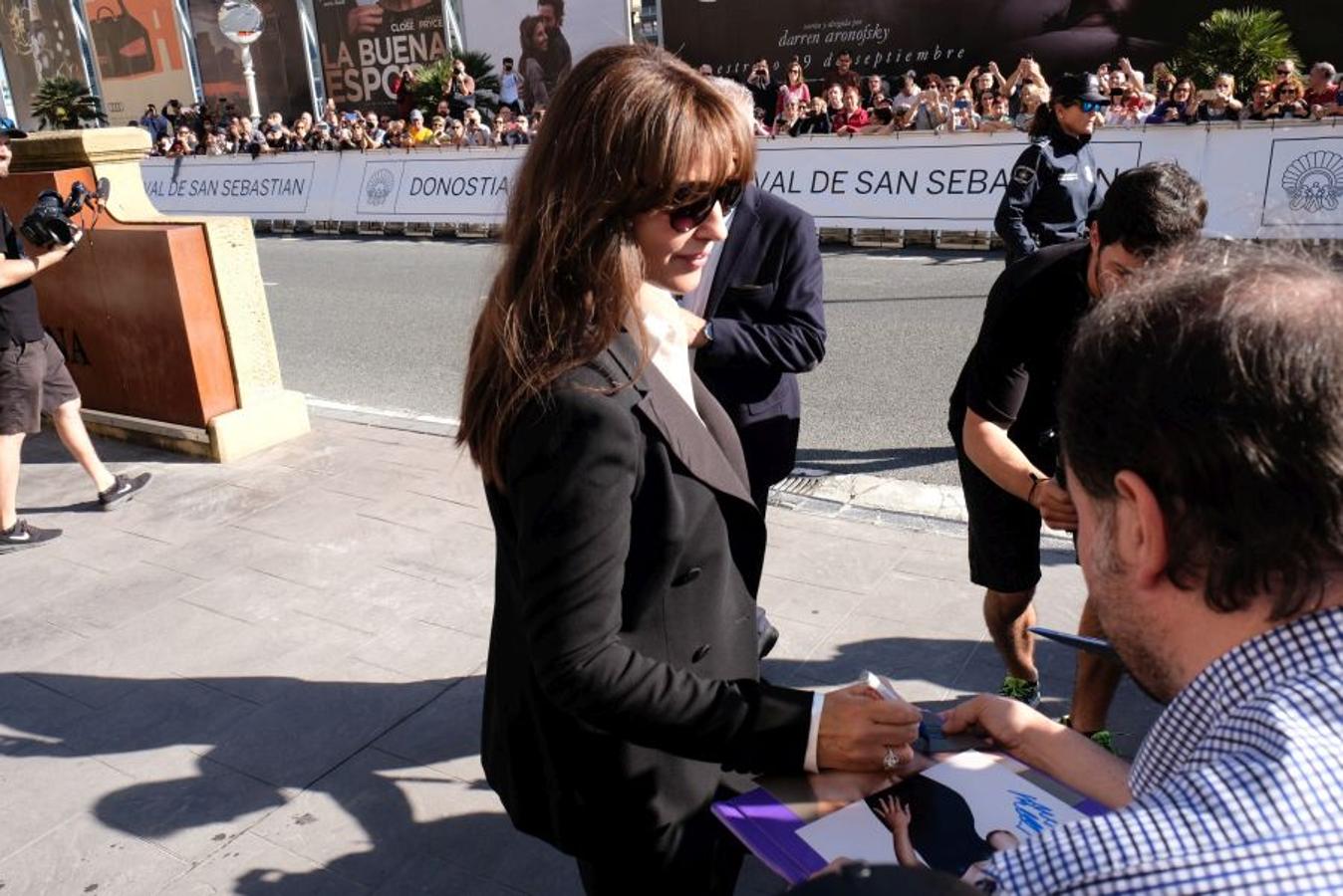 La italiana Monica Bellucci ya está en San Sebastián. La actriz ha llegado al Zinemaldia pasadas las 11 de la mañana, parapetada tras unas enormes gafas de sol e impecablemente ataviada con traje negro y camisa blanca.