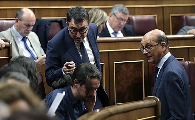 El diputado nacionalista Mikel Legarda, a la derecha. 