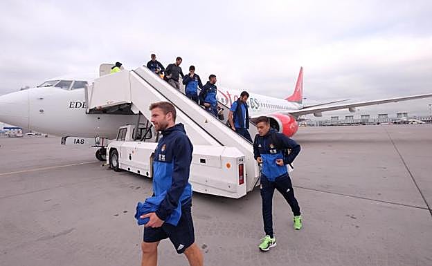 Los jugadores de la Real Sociedad a su llegada a San Petersburgo 