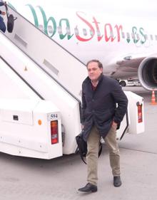 Imagen secundaria 2 - Los jugadores esperan la salida del chárter en Loiu, guardan sus pertenencias antes de despegar, y Jokin Aperribay a la llegada a San Petersburgo.