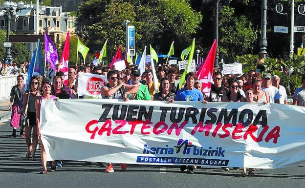 Imagen principal - Cabecera de la manifestación contra el turismo masificado que tuvo lugar en agosto en San Sebastián. Protesta ante tren ‘Txu-txu’ de Donostia Protesta ante tren ‘Txu-txu’ de Donostia