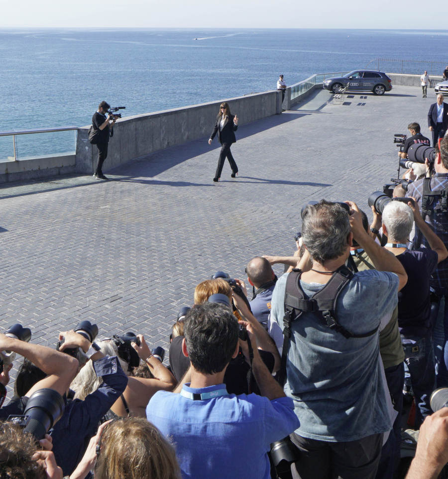 La actriz italiana ha posado este miércoles en el photocall del Aquarium antes de recibir el Premio onostia