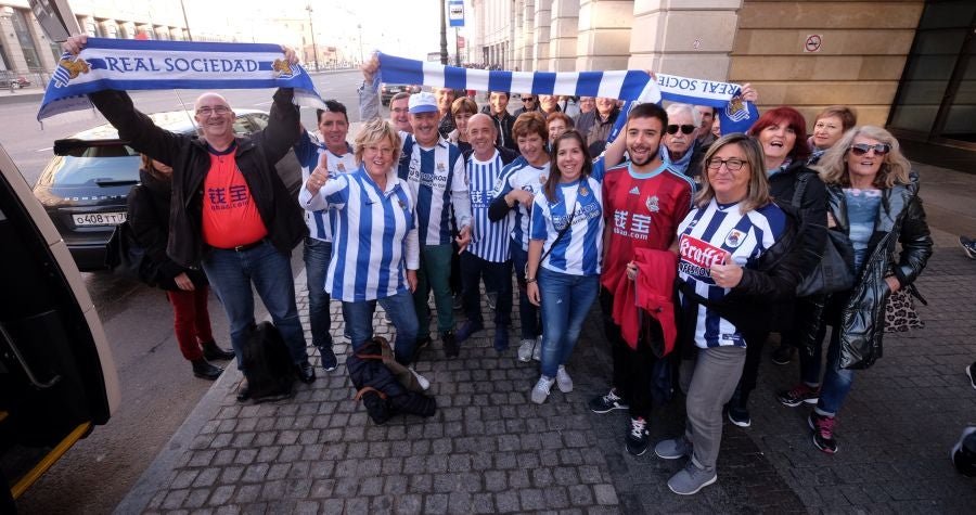 La Real Sociedad no estará sola en San Petersburgo. Unos 200 aficionados txuri-urdin han tomado desde primera hora las calles de la ciudad rusa. 