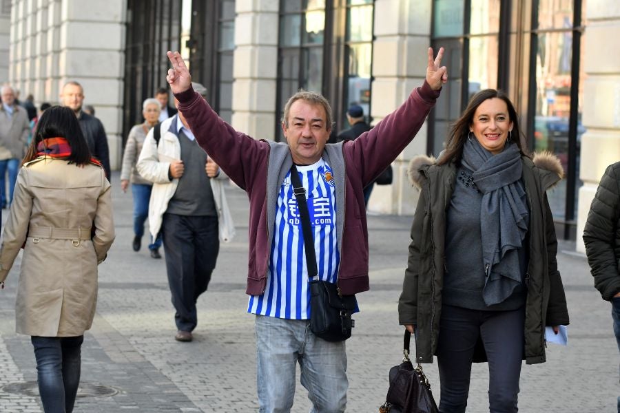 La Real Sociedad no estará sola en San Petersburgo. Unos 200 aficionados txuri-urdin han tomado desde primera hora las calles de la ciudad rusa. 
