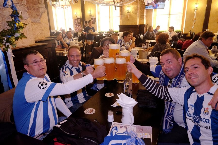 La Real Sociedad no estará sola en San Petersburgo. Unos 200 aficionados txuri-urdin han tomado desde primera hora las calles de la ciudad rusa. 