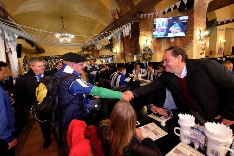 La Real Sociedad no estará sola en San Petersburgo. Unos 200 aficionados txuri-urdin han tomado desde primera hora las calles de la ciudad rusa. 