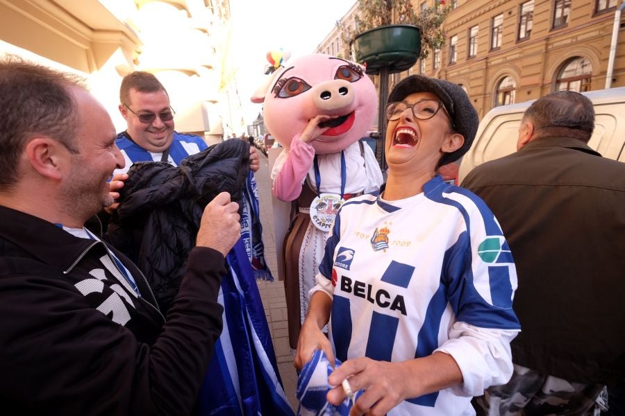 La Real Sociedad no estará sola en San Petersburgo. Unos 200 aficionados txuri-urdin han tomado desde primera hora las calles de la ciudad rusa. 