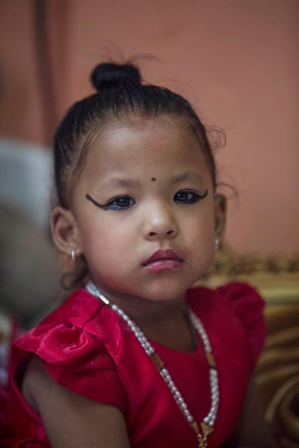 Kumari Trishna Shakya, de tres años, ha sido elegida como la nueva diosa viviente de la capital de Nepal, Katmandú. Así, la pequeña ha reemplazado a su predecesora Matine Shakya, que perdió su título al alcanzar la pubertad con trece años. Trishna Shakya se trasladará de la casa familiar para comenzar su nueva vida en el antiguo palacio de Katmandú. 
