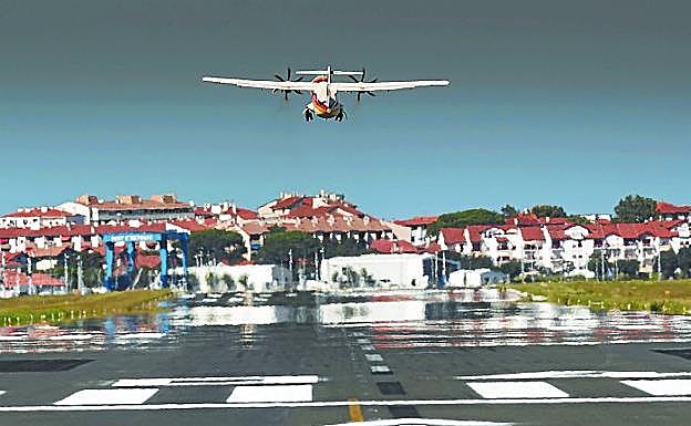 Un avión despega de Hondarribia tras el recorte de la pista el pasado agosto.