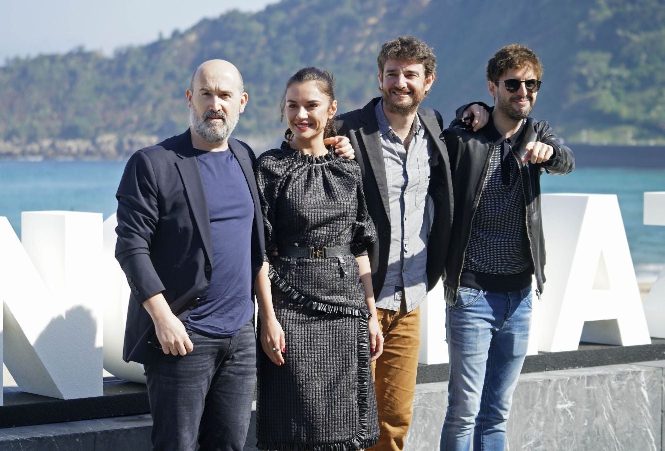 El elenco de la película ha posado en la terraza del Kursaal
