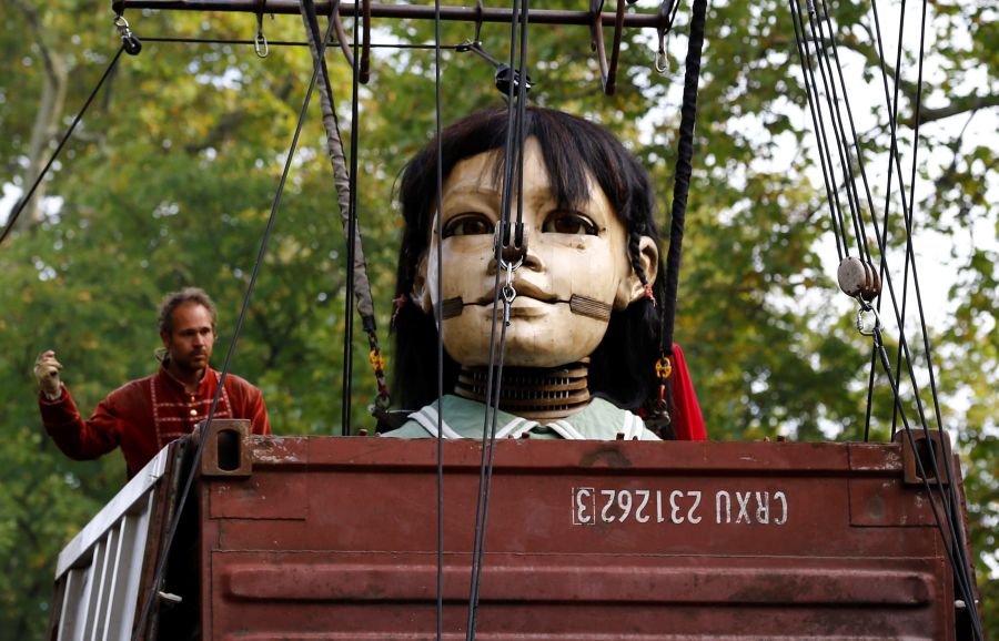 Muñecas gigantes desfilan por las calles de Ginebra, en Suiza, como parte del espectáculo de la Compañía de Teatro de calle, Royal de Luxe.