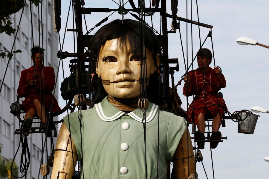 Muñecas gigantes desfilan por las calles de Ginebra, en Suiza, como parte del espectáculo de la Compañía de Teatro de calle, Royal de Luxe.